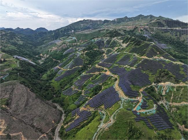 La Chine dépasse 1 TW d'énergie solaire, établissant une référence mondiale